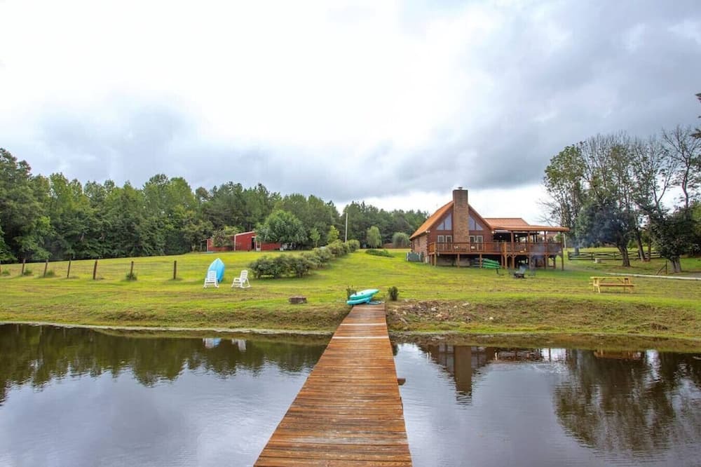 Hurdle Mills Cabin | Modern hot tub lodge on 25 acres w/ private lake