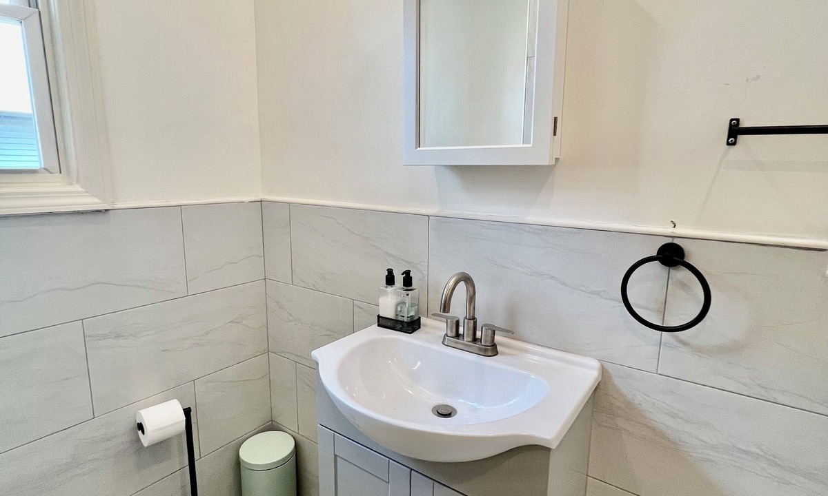 Castleton Corners Apartment | Apartment in Staten Island - 3BR - 24/7 Concierge, Parking Spot, High-Speed WiFi