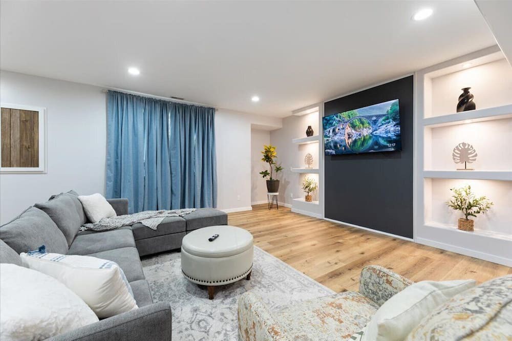 Bellevue House | Cozy 1-bedroom- SHARED in the house in peaceful Bellevue