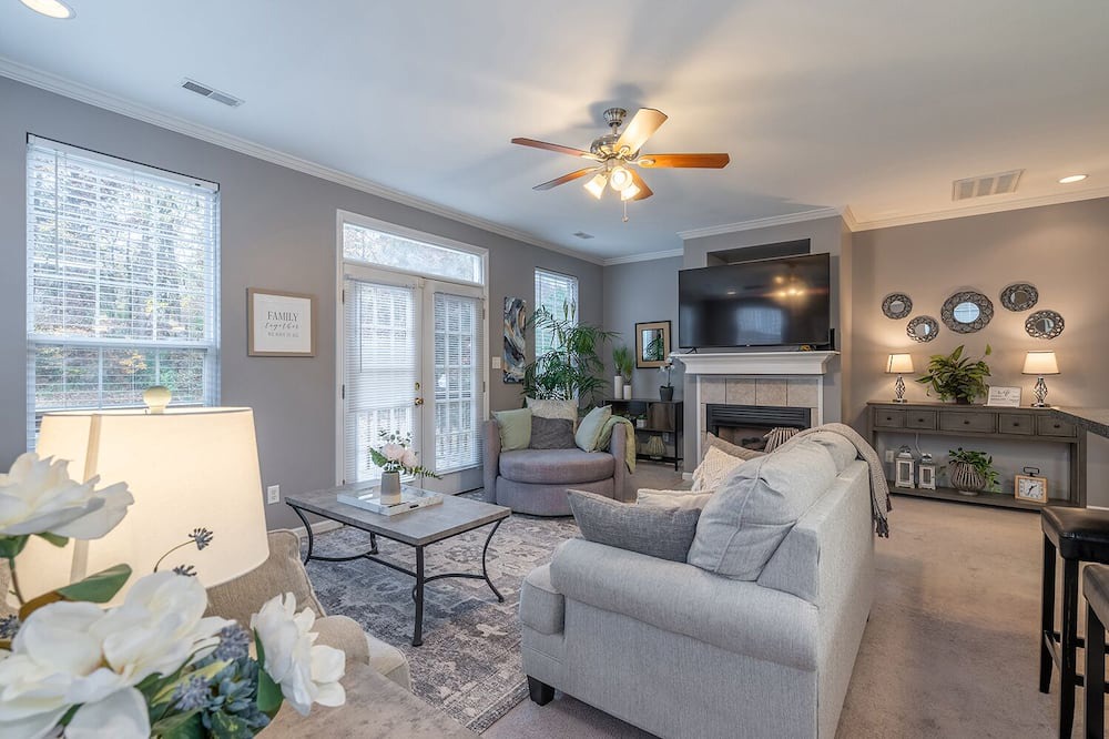 Ashley Oaks House | Furnished Three-story two car garage, end-unit townhome in Knoxville / Farragut