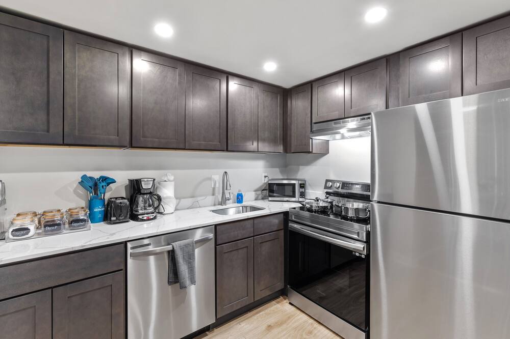 Towson Apartment | Heart of Towson|Pool|King|Parking|600Mbps|Gym