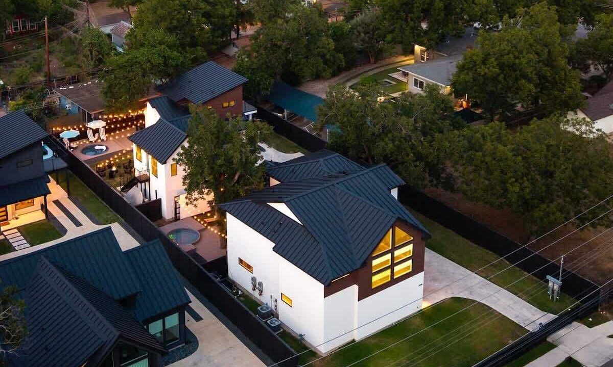 South Lamar Villa | Villa Sleeps 26, Mins to DT, Pools, Movies, Games