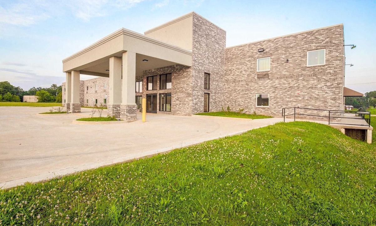 Adairsville Apartment | 2 Queen Beds with Kitchenette Non-Smoking