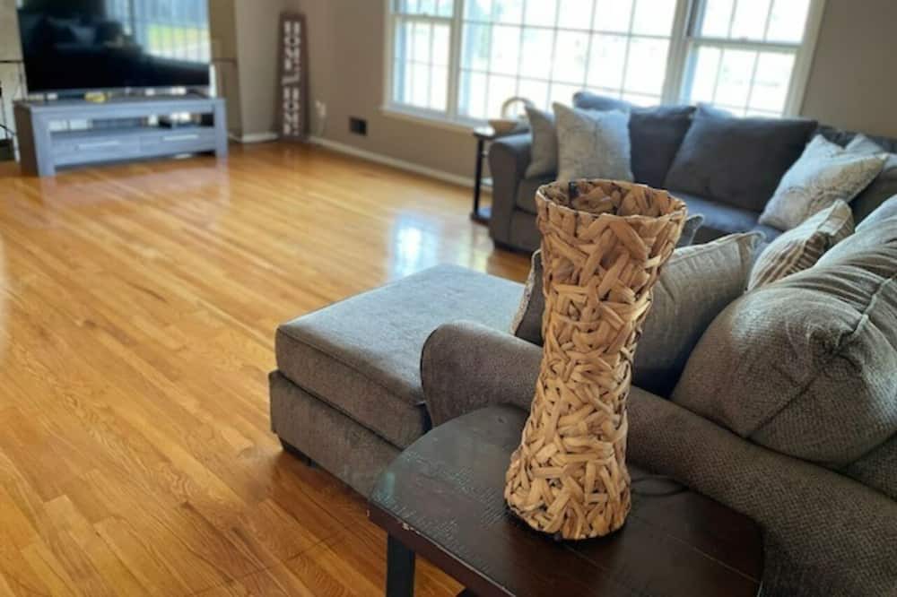 Photo of Livingroom in Neptune City