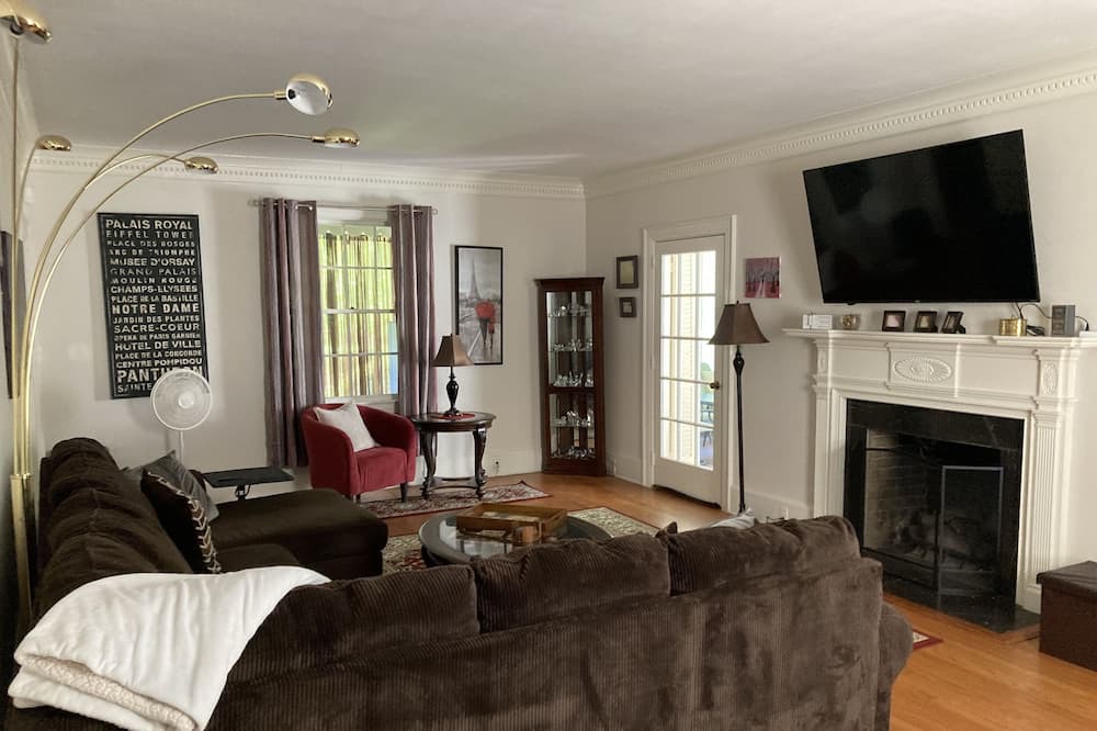 Photo of Livingroom in Tarboro