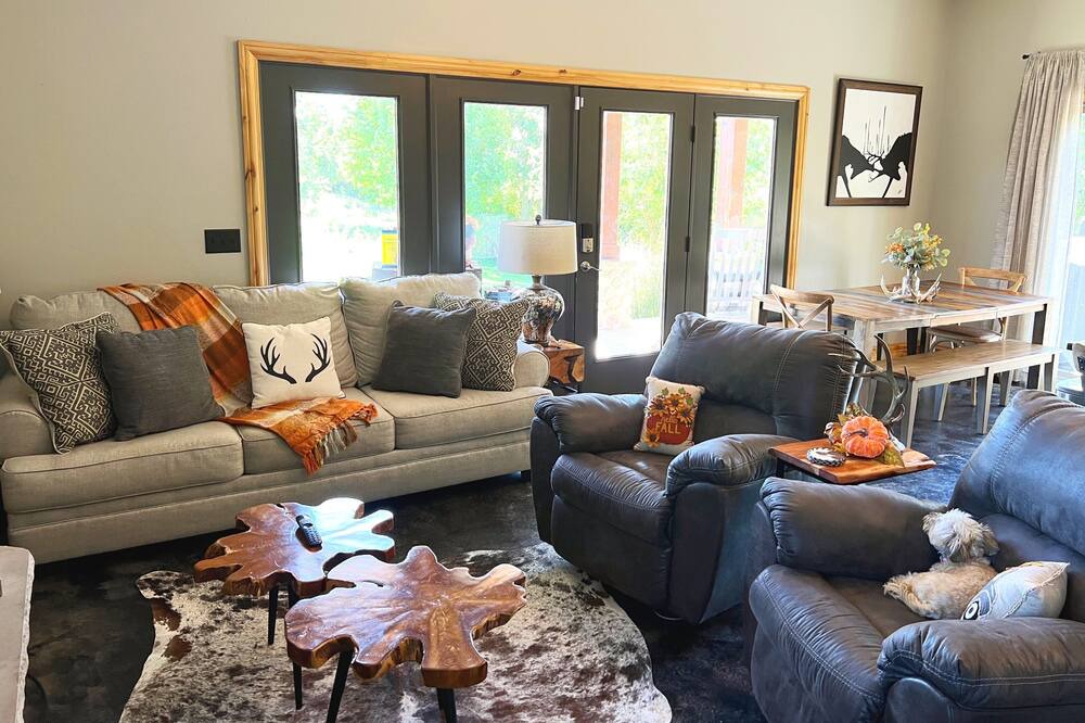 Photo of Livingroom in Center Junction
