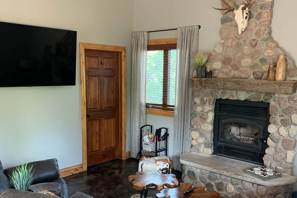 Photo of Livingroom in Center Junction