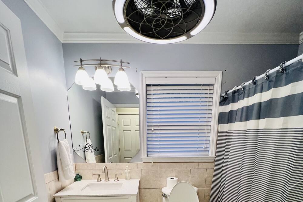 Photo of Bathroom in Calhoun