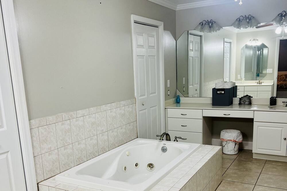 Photo of Bathroom in Calhoun