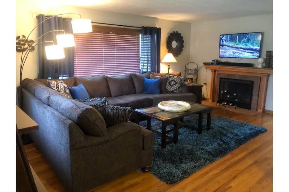 Photo of Livingroom in Aksarben - Elmwood Park