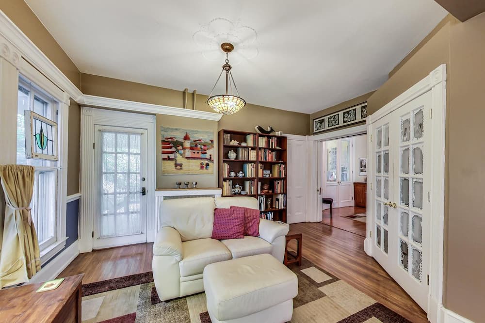 Photo of Livingroom in Takoma Park