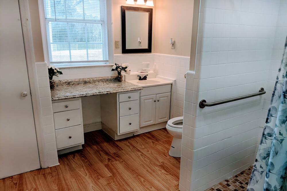 Photo of Bathroom in Calhoun
