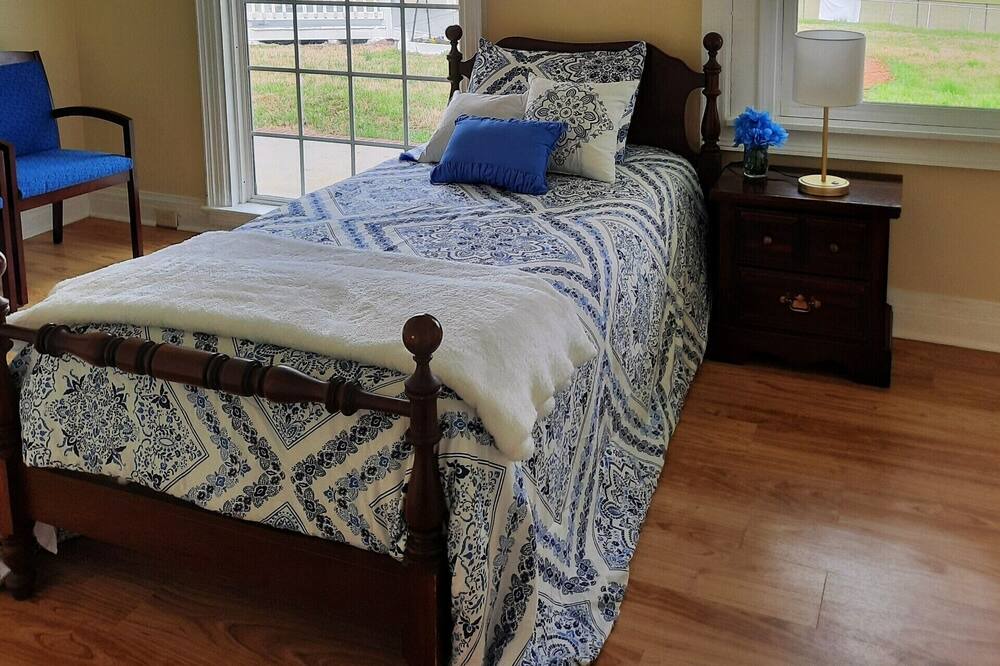 Photo of Bedroom in Calhoun