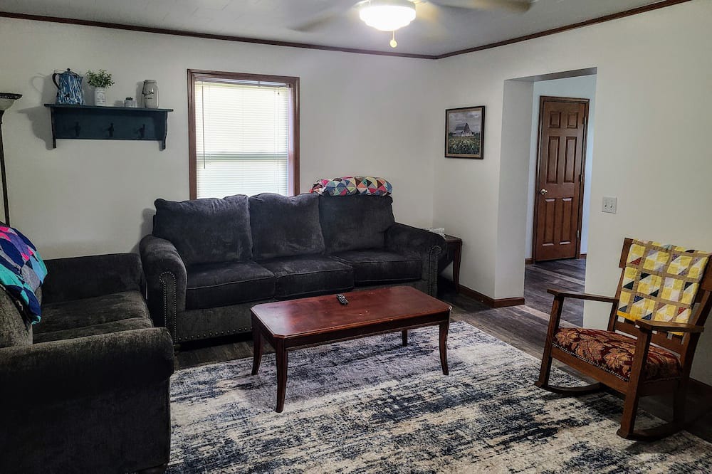 Photo of Livingroom in Higbee