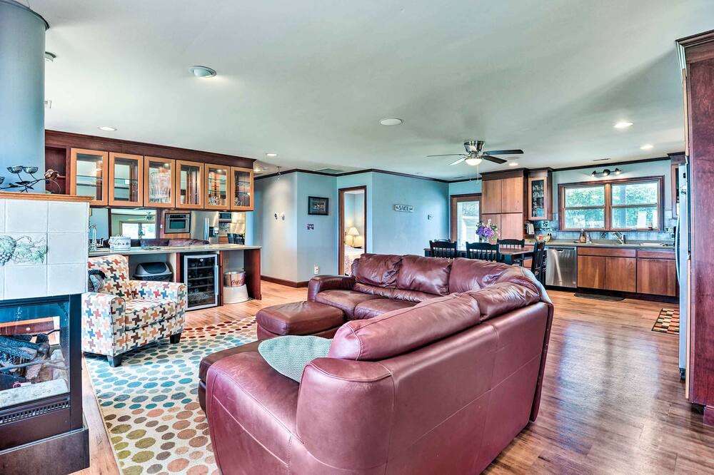 Photo of Livingroom in Bowleys Quarters