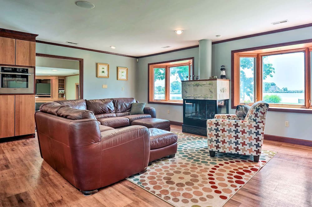 Photo of Livingroom in Bowleys Quarters