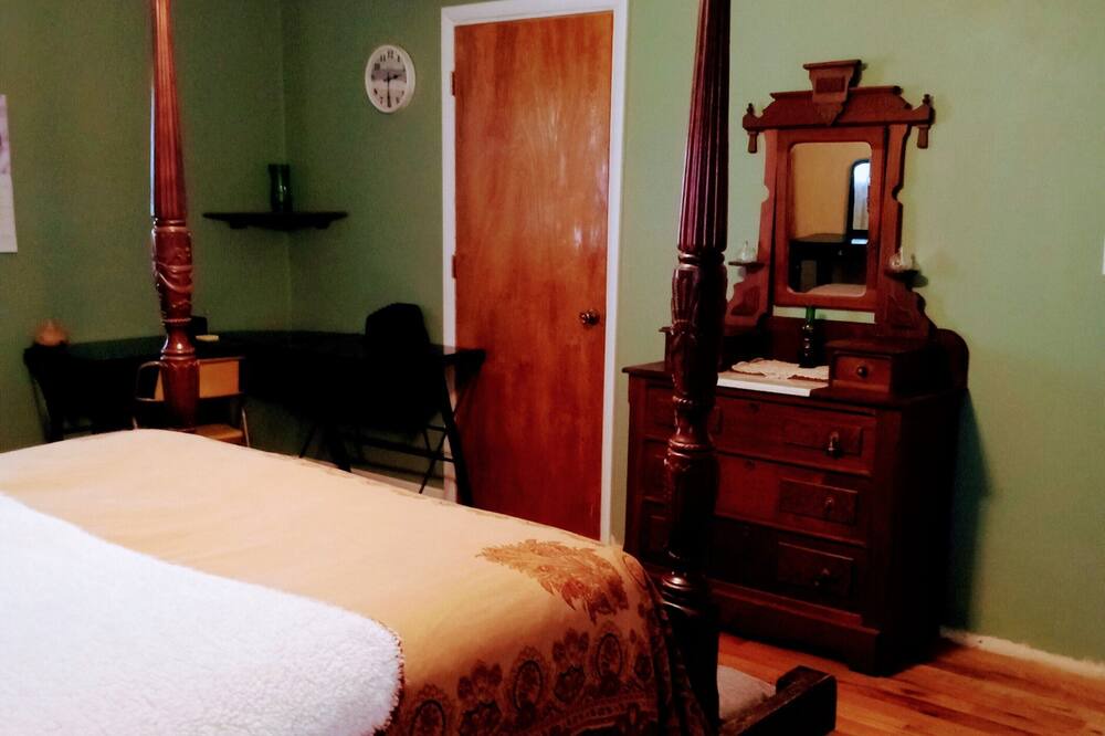 Photo of Bedroom in Iola