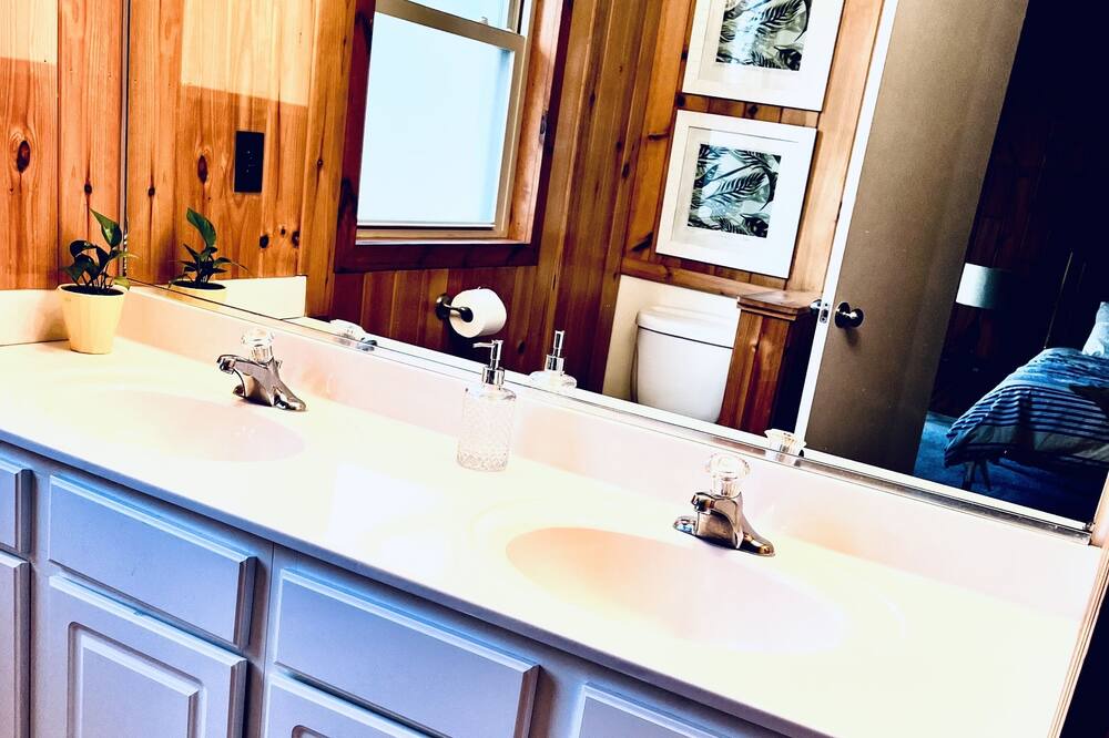 Photo of Bathroom in Lake of the Woods