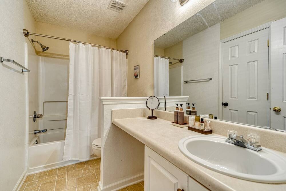 Photo of Bathroom in Huntcliff