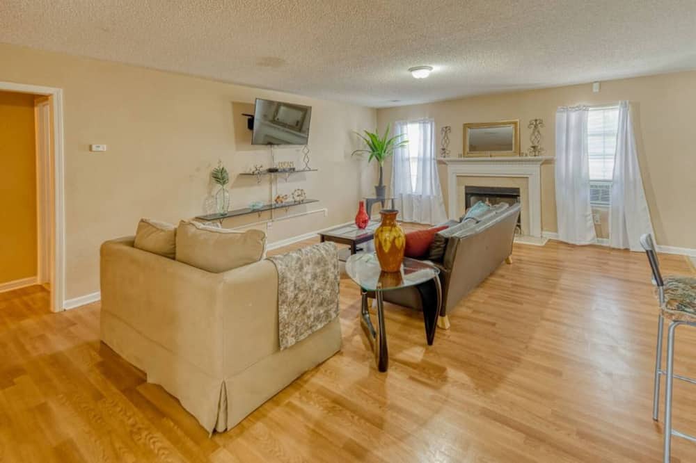 Photo of Livingroom in Huntcliff