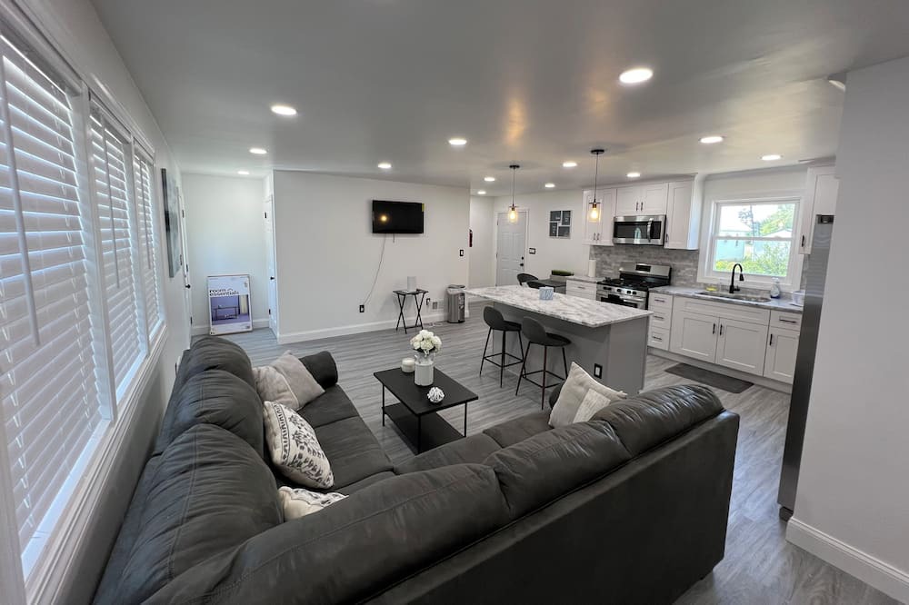 Photo of Livingroom in Beachwood