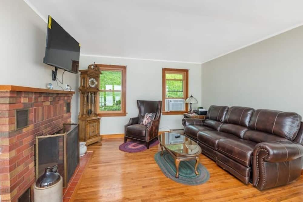 Photo of Livingroom in Nauvoo