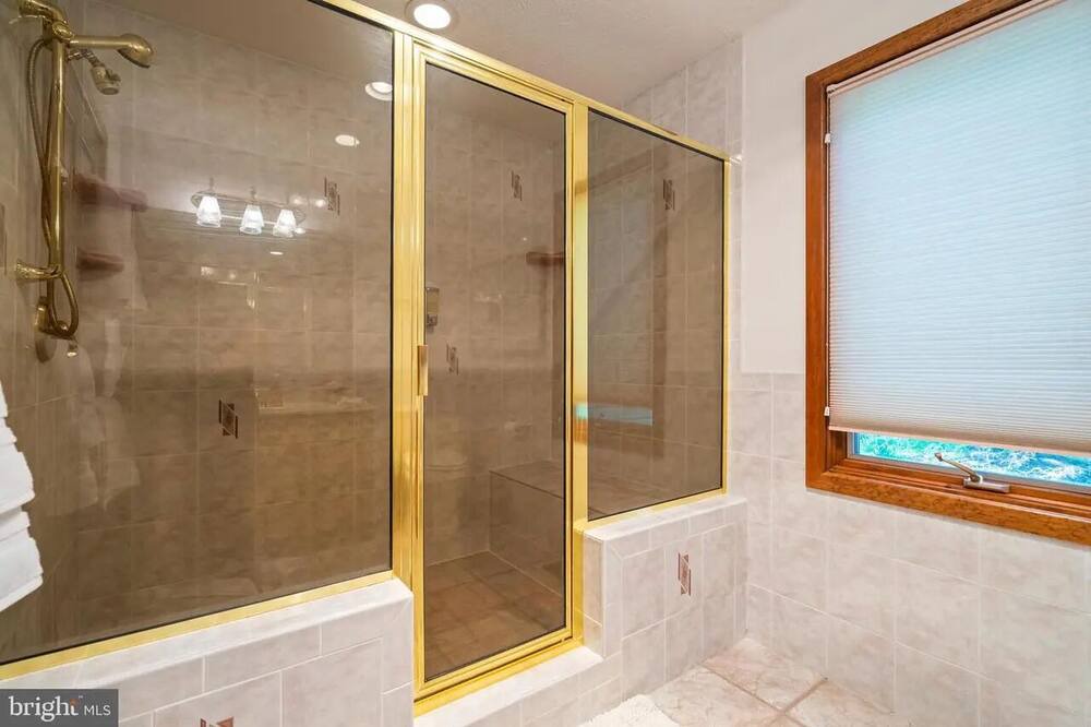 Photo of Bathroom in Valley Lee