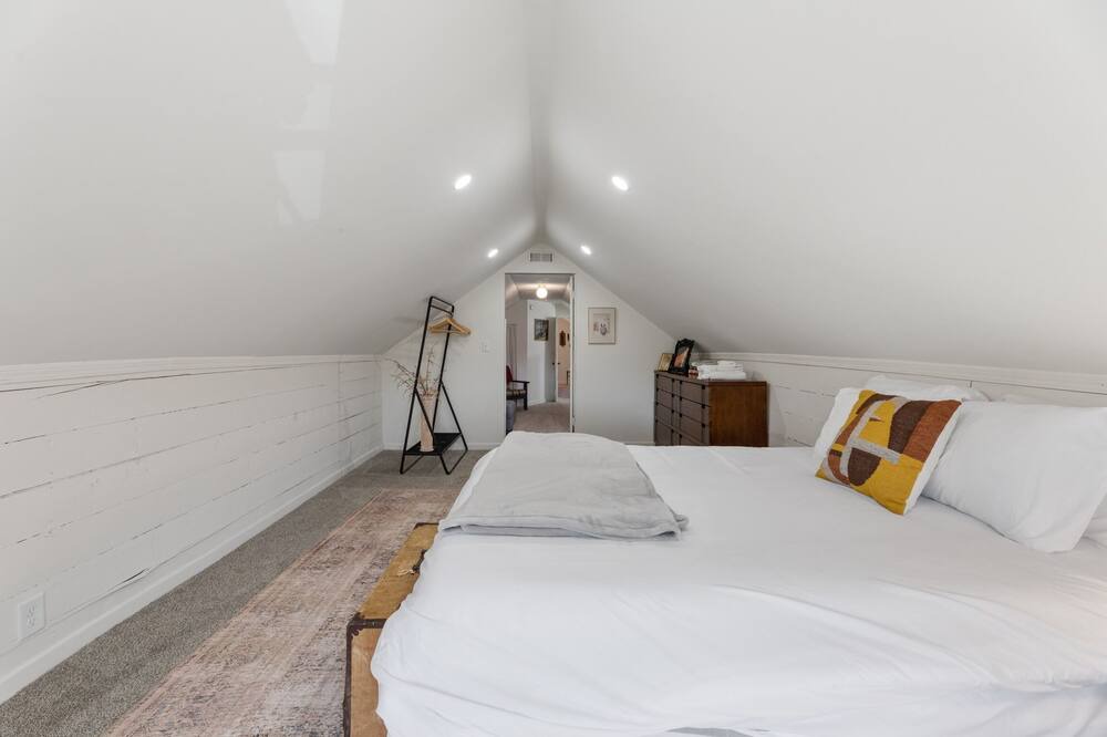 Photo of Bedroom in Aksarben - Elmwood Park