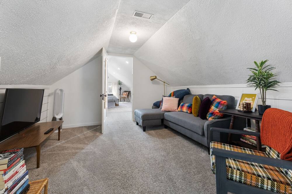 Photo of Livingroom in Aksarben - Elmwood Park