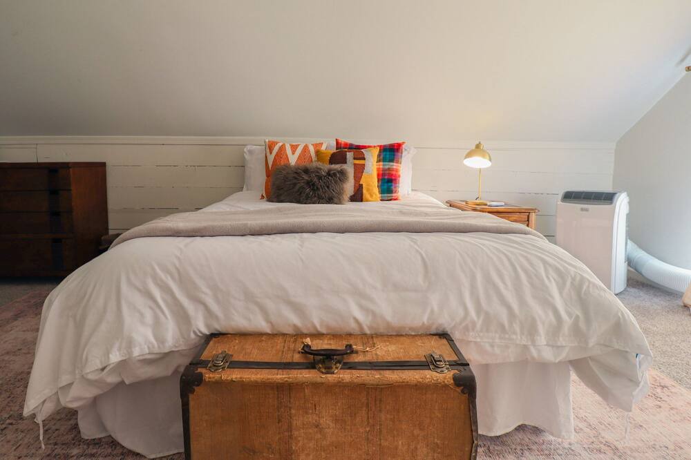 Photo of Bedroom in Aksarben - Elmwood Park