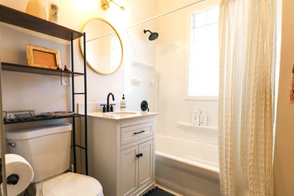 Photo of Bathroom in Aksarben - Elmwood Park