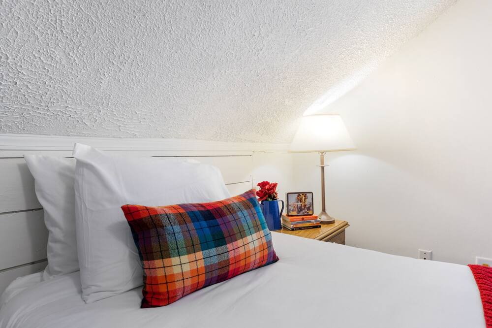 Photo of Bedroom in Aksarben - Elmwood Park