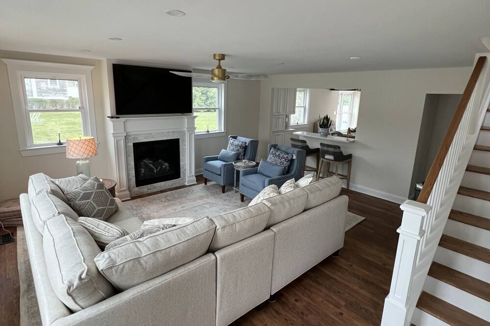 Photo of Livingroom in Town Bank