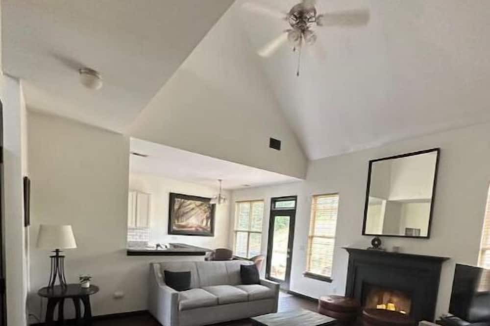 Photo of Livingroom in Adairsville