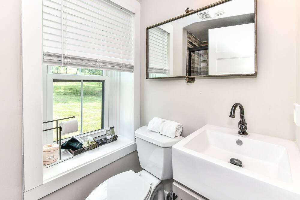 Photo of Bathroom in Paeonian Springs