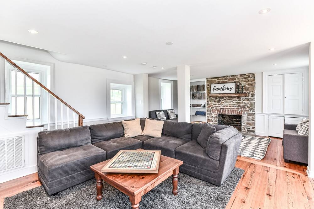Photo of Livingroom in Paeonian Springs