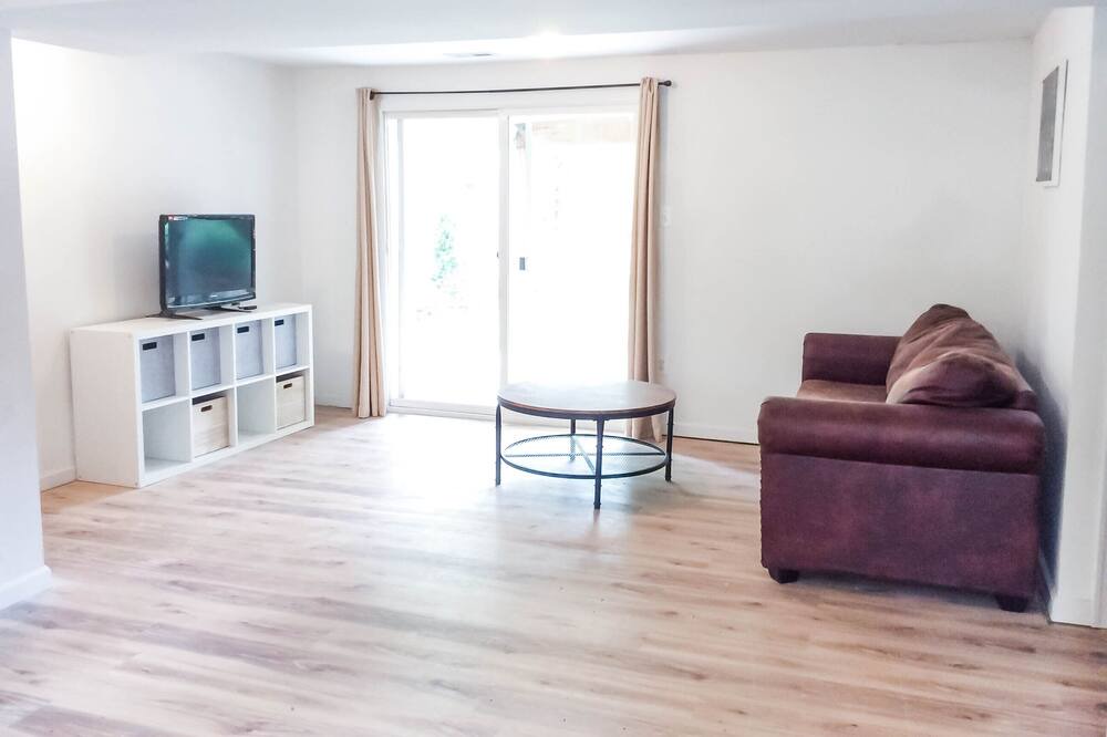 Photo of Livingroom in Cape Saint Claire