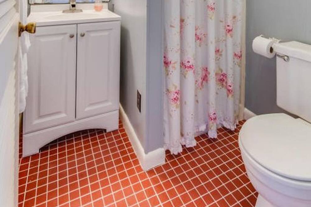 Photo of Bathroom in Rising Fawn