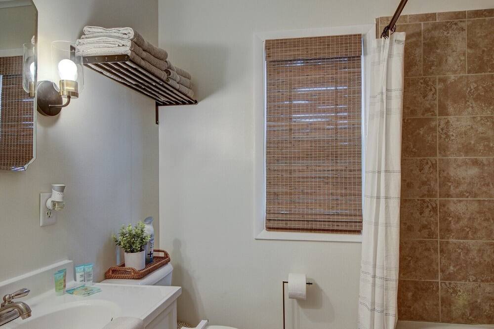 Photo of Bathroom in Aksarben - Elmwood Park