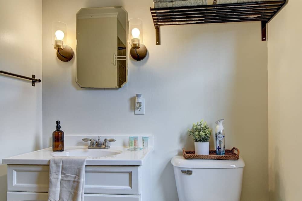 Photo of Bathroom in Aksarben - Elmwood Park