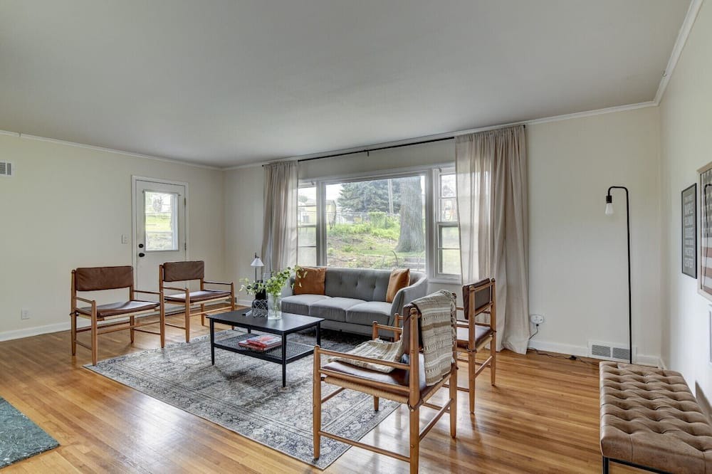 Photo of Livingroom in Aksarben - Elmwood Park