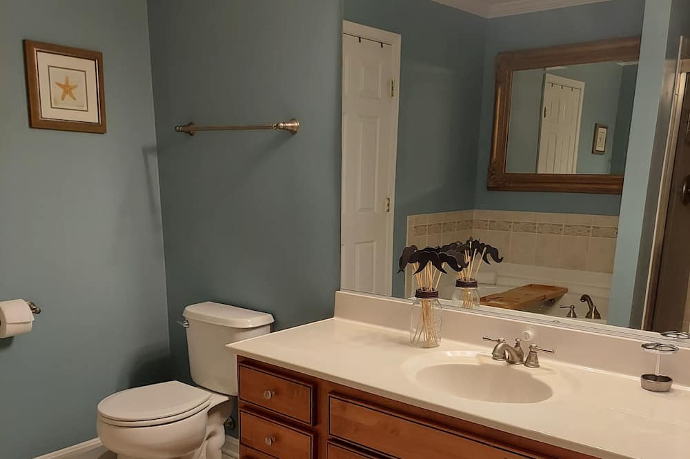 Photo of Bathroom in Cedar Mountain