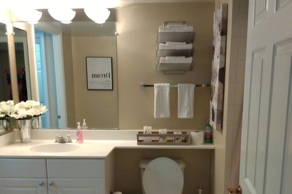 Photo of Bathroom in Aurora Highlands