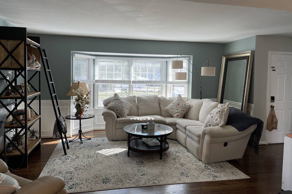Photo of Livingroom in Cape Saint Claire