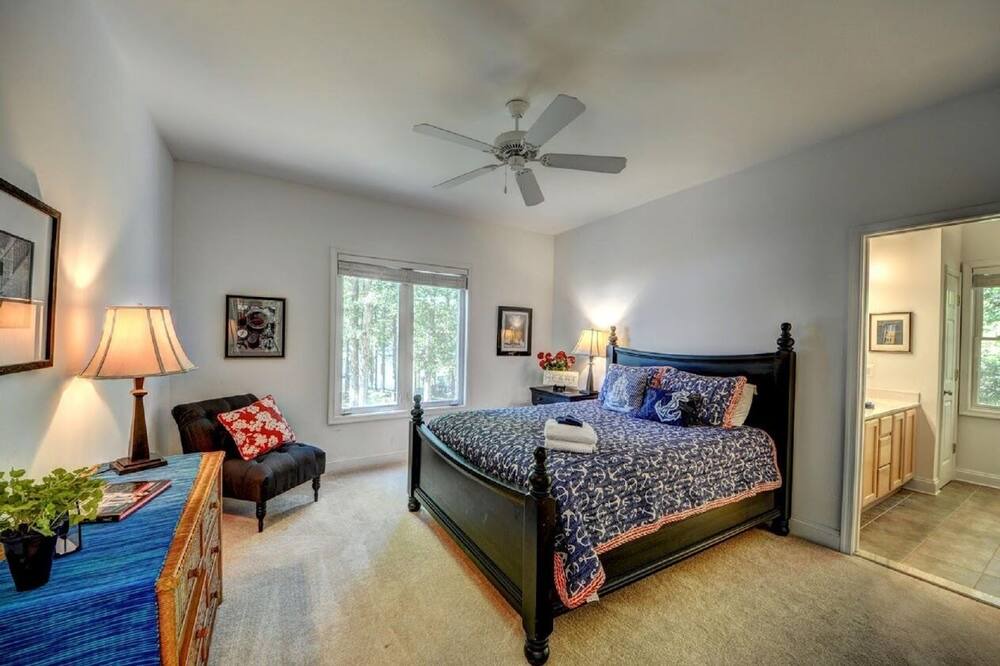 Photo of Bedroom in Lakeside Woods