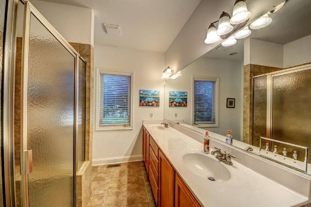 Photo of Bathroom in Lakeside Woods