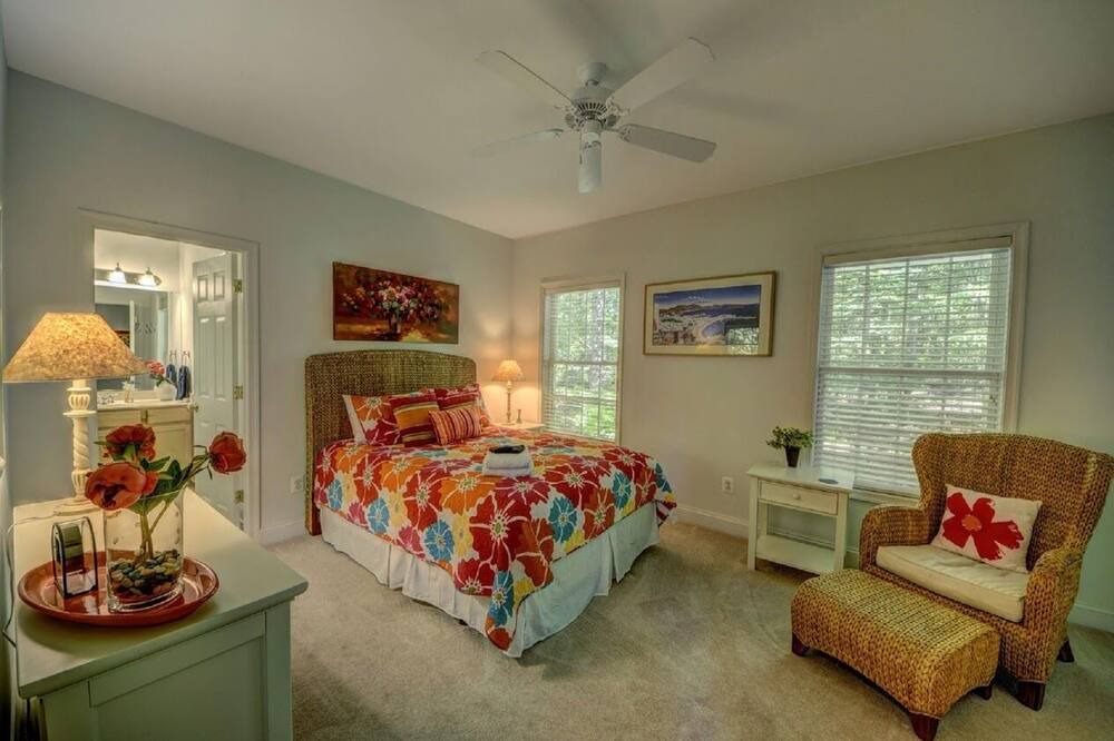 Photo of Bedroom in Lakeside Woods