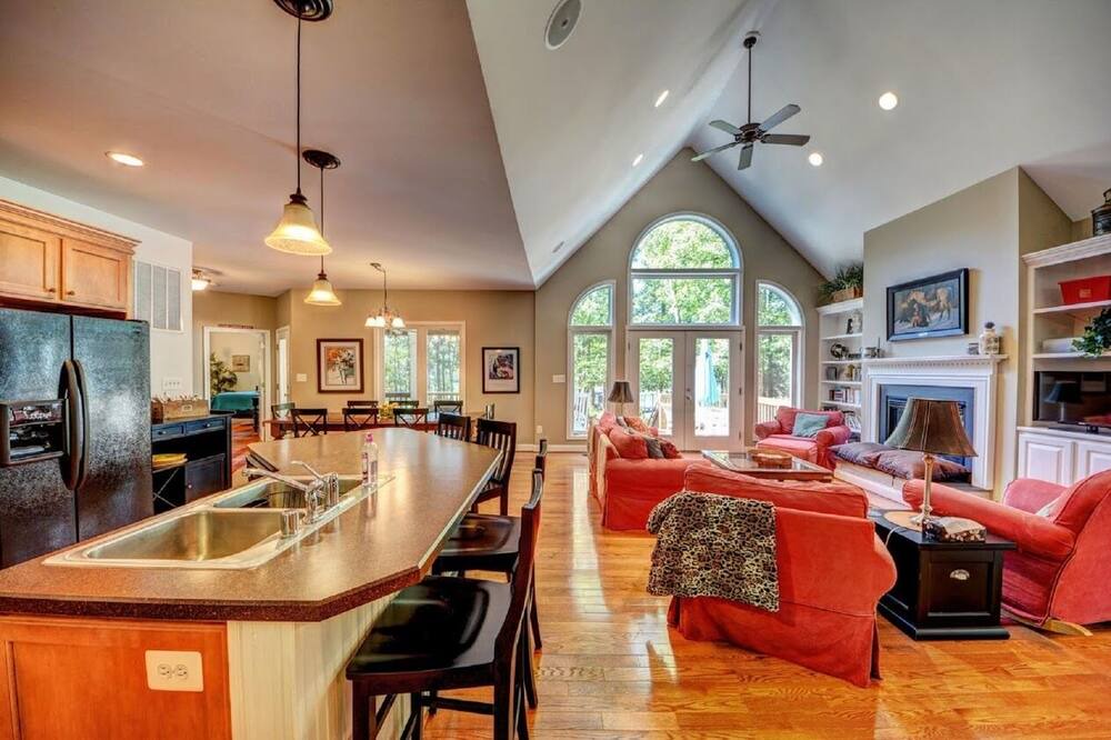 Photo of Bedroom in Lakeside Woods