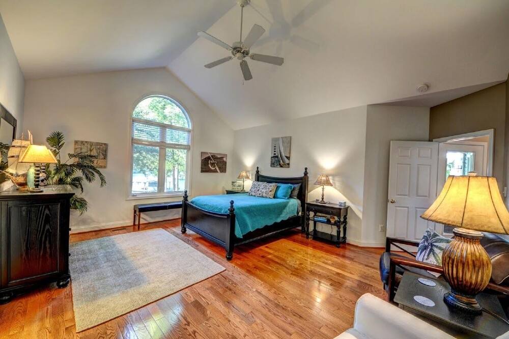 Photo of Bedroom in Lakeside Woods