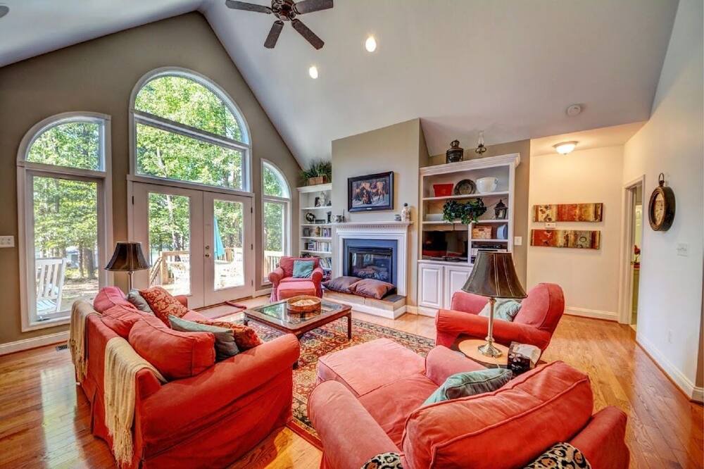 Photo of Livingroom in Lakeside Woods